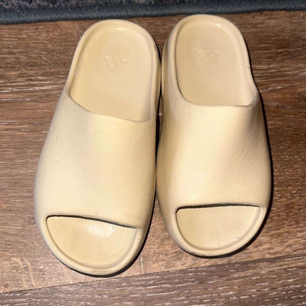 Kids Yeezy slide size 1 worn great condition no box